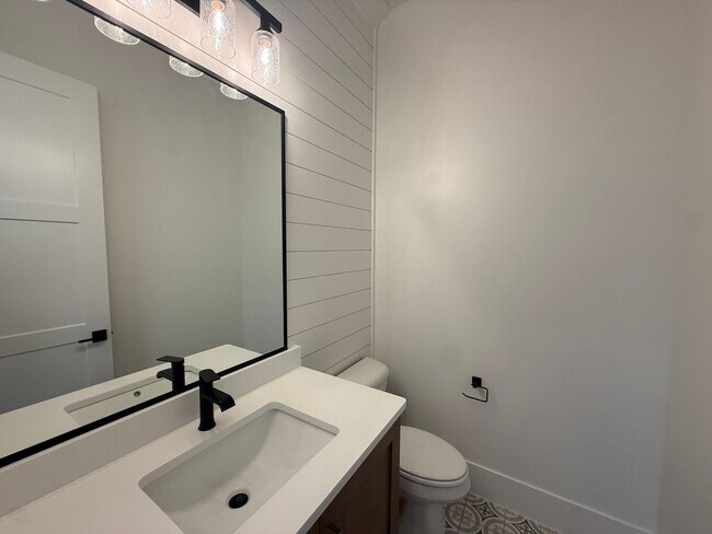 Building Photo - Gorgeous 5 bed 3.5 bath in Desert Canyons