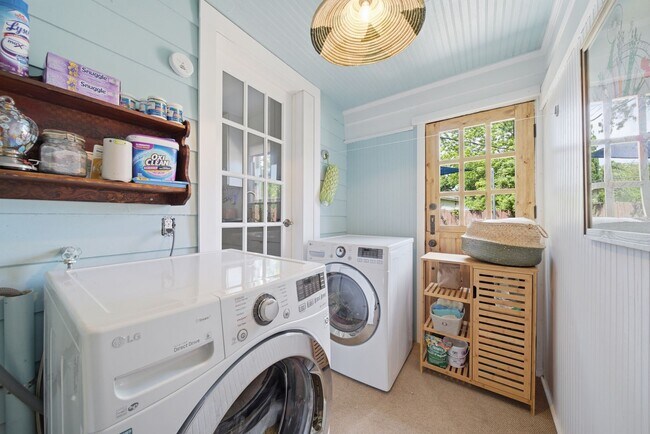 Building Photo - Charming 2-Bedroom, 1-Bath Home in Midtown