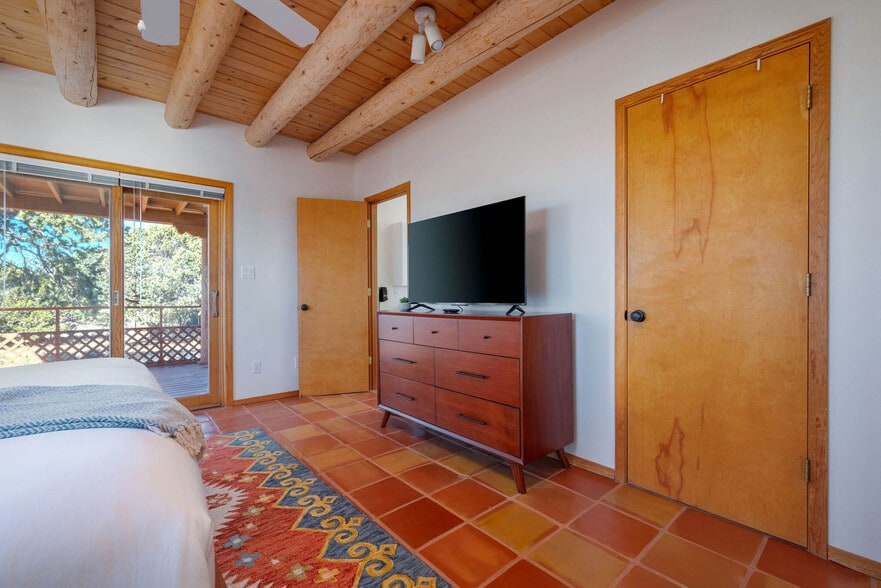 Building Photo - 6 Fonda Way