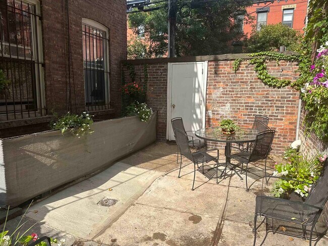 Building Photo - 216 10th St