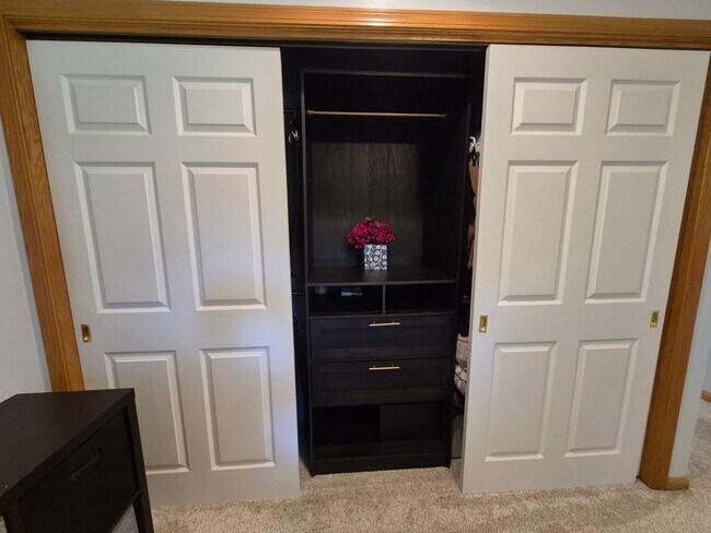Building Photo - Townhome overlooking Park w/ Laundry & Att...