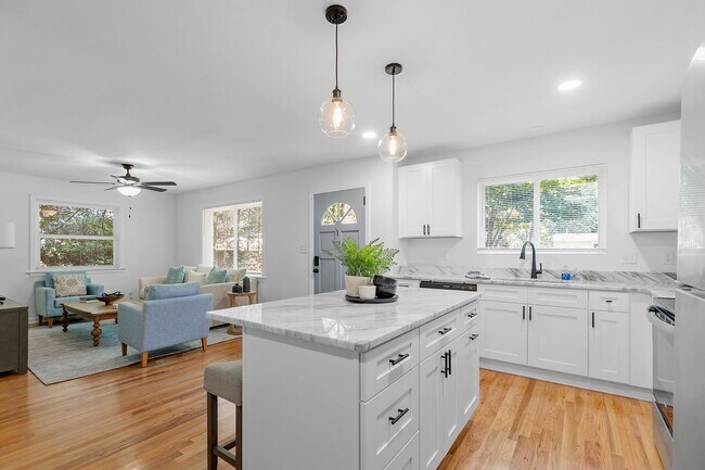 Building Photo - 3 bedroom 2 bath house 1-car garage walk to TMH!! Available in MAY!