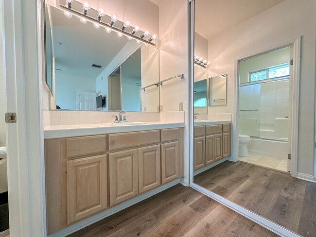 Building Photo - COMING SOON! 2 Bedroom Townhome for Rent in Glendale.