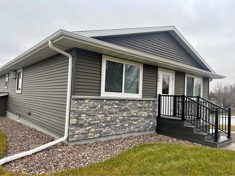 Building Photo - 303 S Commercial St