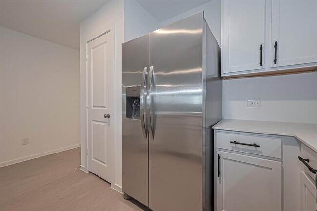 Building Photo - 27615 Village Way Dr.