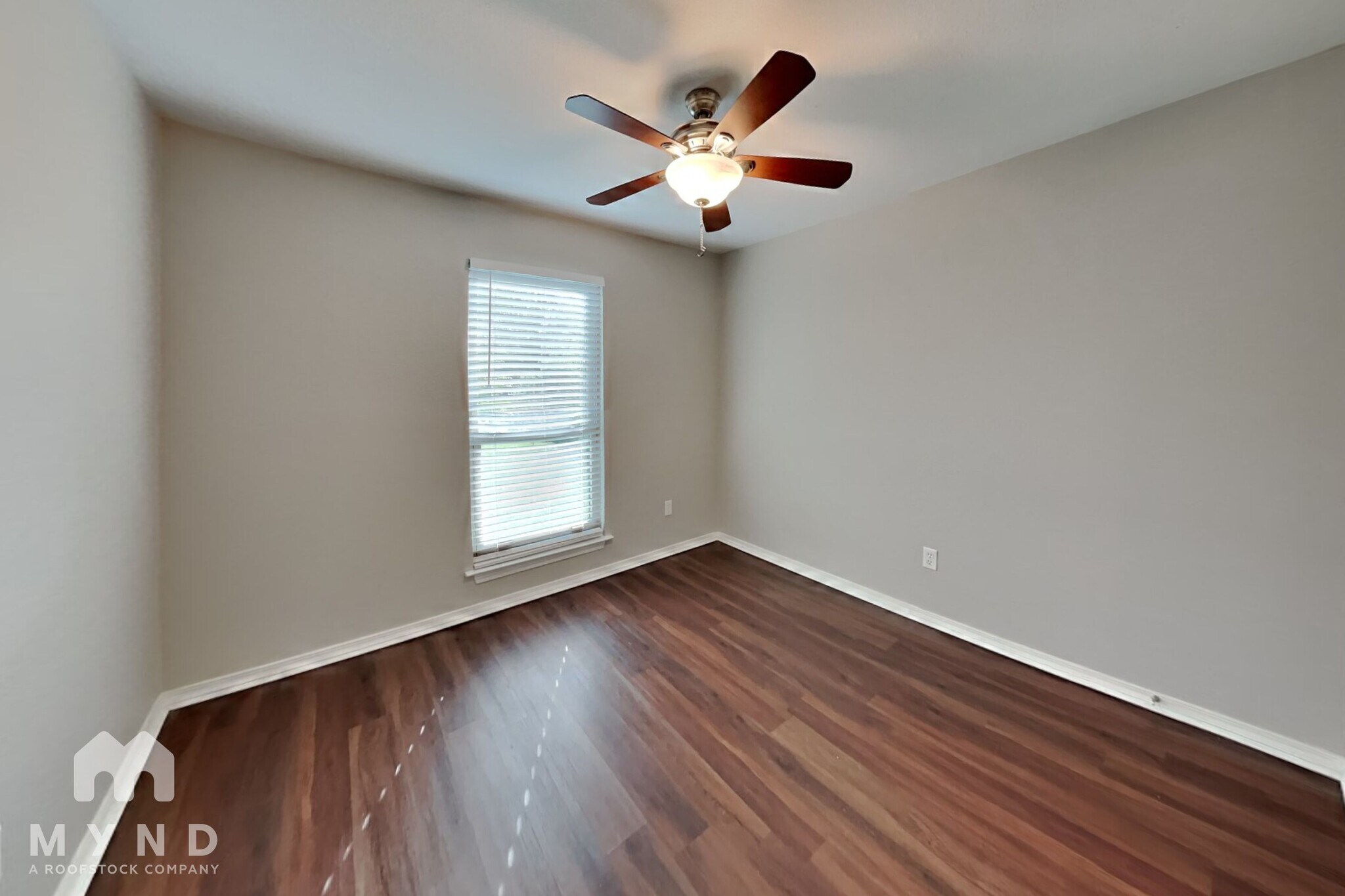 Building Photo - 461 NW Charlyne Dr