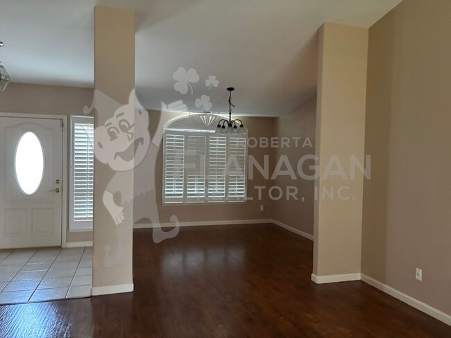 Building Photo - Large 4 Bedroom/ 2  Bathroom home