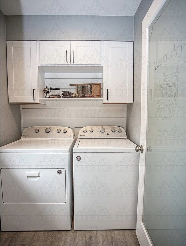 Building Photo - Renovated 3 bed 2 bath!