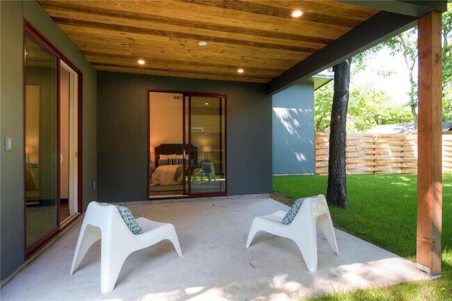 Building Photo - Luxurious 4-bedroom Townhome