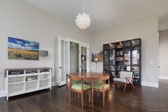 Building Photo - 33 Sharon Rd