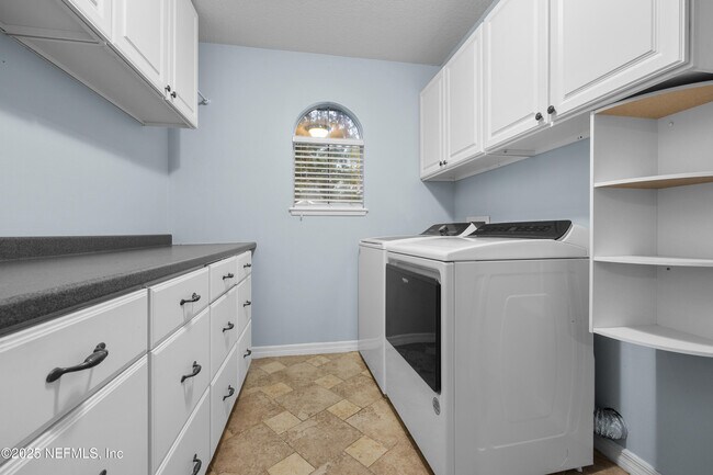 Building Photo - 6840 SW 80th Dr