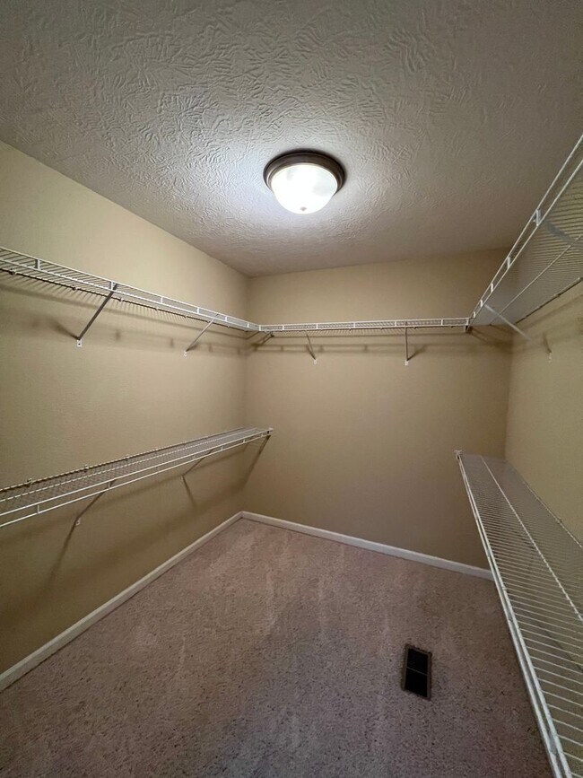 Building Photo - Great location in Nixa 3 bedroom 2 full bathrooms