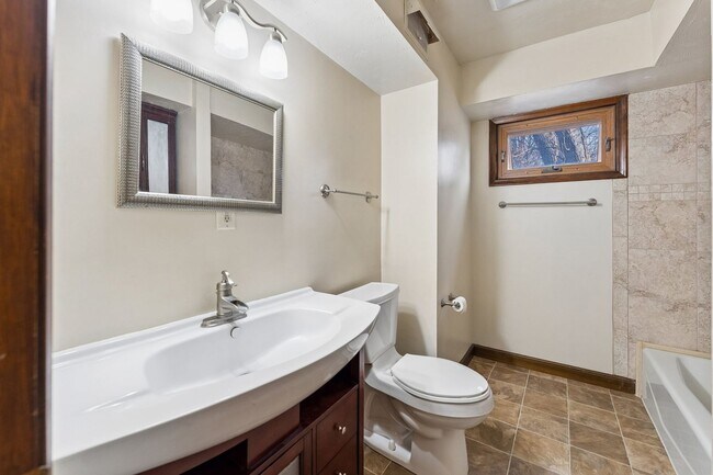 Building Photo - Sun Room!