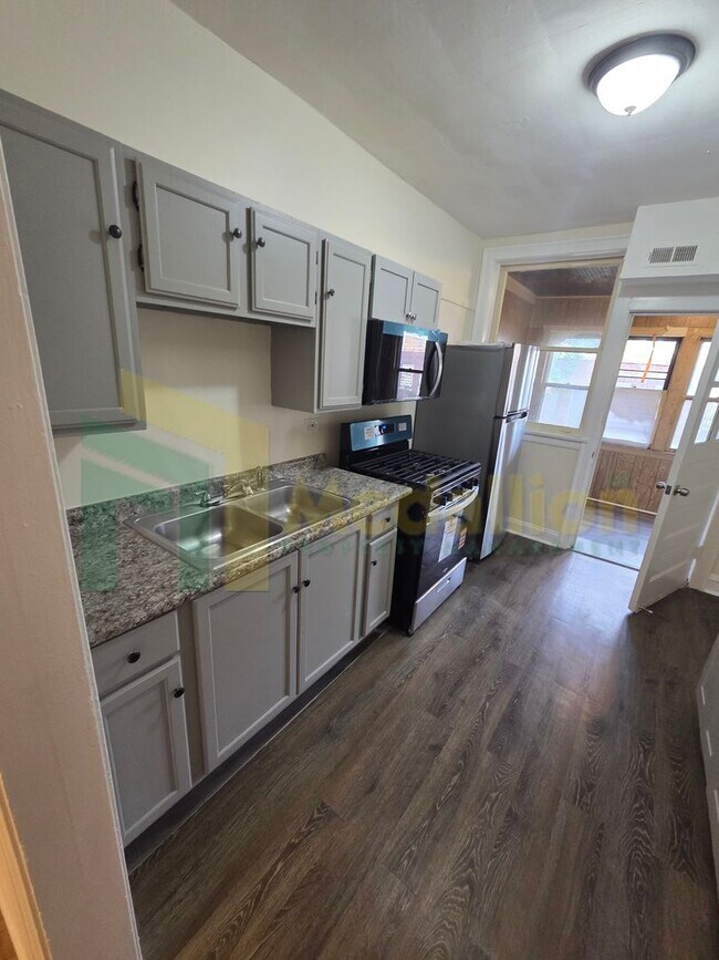 Building Photo - Beautifully Updated 2-Bedroom Apartment – ...