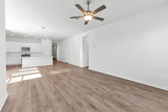 Building Photo - 16902 Tulip Row Ln