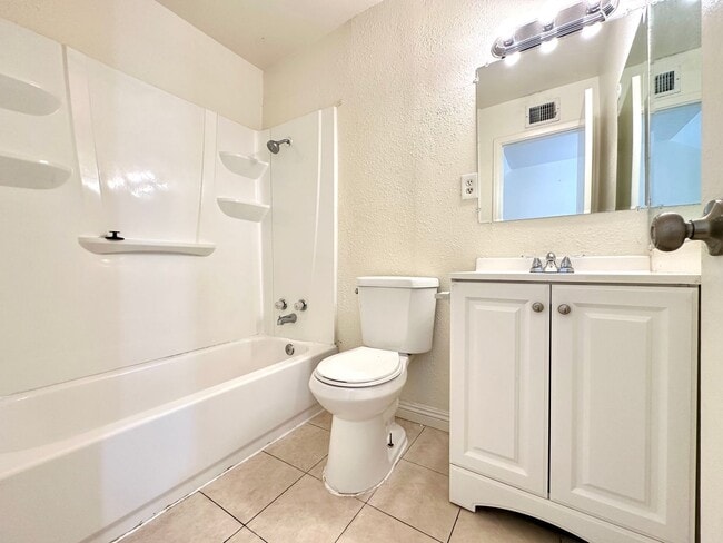 Building Photo - CHARLESTON HEIGHTS