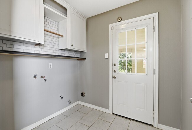 Building Photo - 7215 Ridge Oak Dr