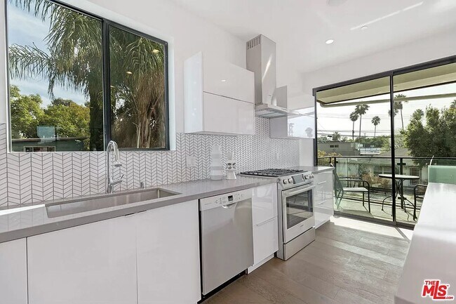 New stainless steel Bosch appliances, large kitchen sink, gas stove and oven with warming drawer - 6077 Hargis St