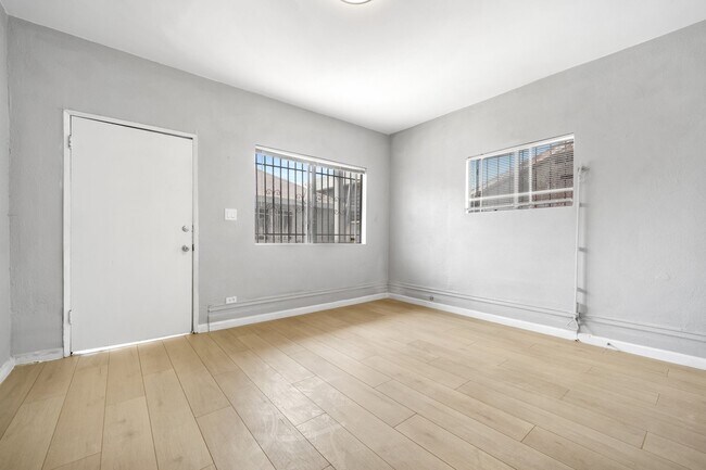 Building Photo - 2034 Eastlake Ave