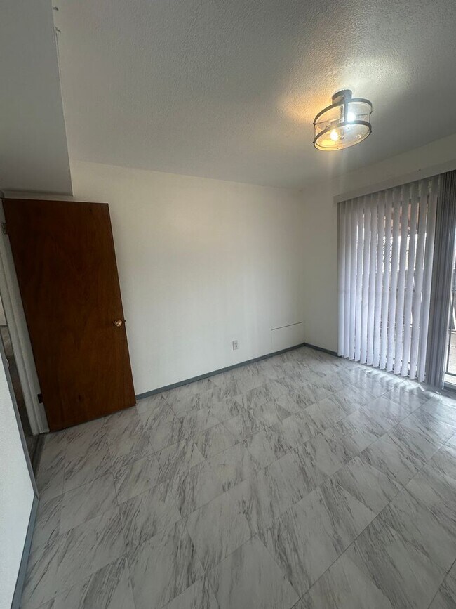 Building Photo - Welcome to this charming 3-bedroom, 2-bathroom home located in Albuquerque, NM
