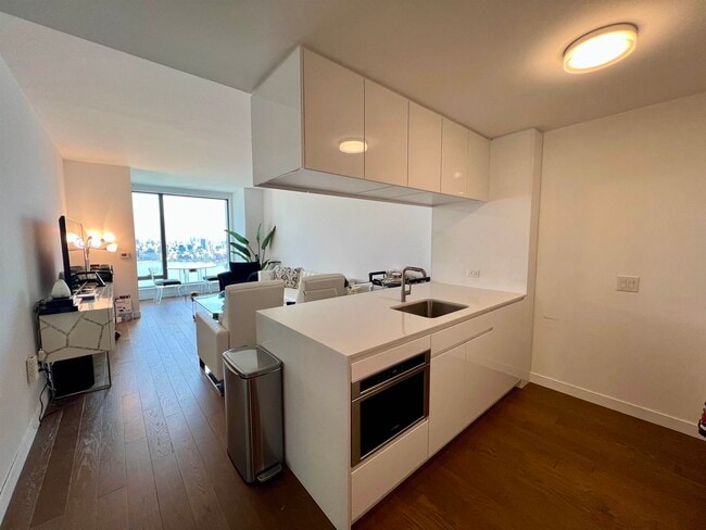 Building Photo - 99 Hudson St