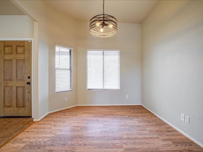 Building Photo - Beautiful 3 Bedroom Home with Office & Des...