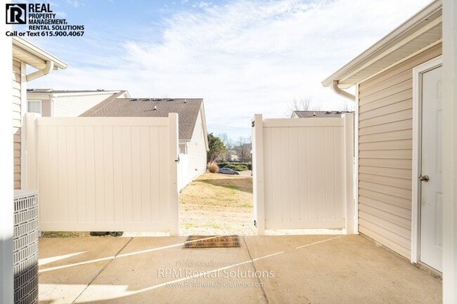 Building Photo - Amazing Smyrna 3BR townhome END-UNIT, just 1 mile from I-24!