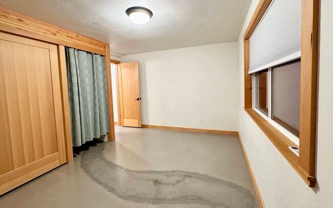 Building Photo - RENT SPECIAL - 1/2 Off First Month's rent! Charming 1BR in Convenient Eugene Location!