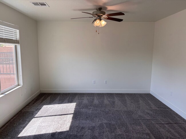 Building Photo - 4 bed | 2 1/2 bath | 2 car garage in Deser...