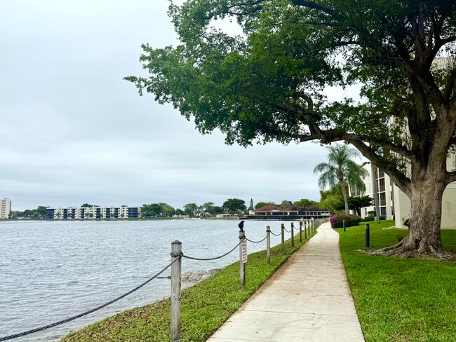 Building Photo - 111 Lake Emerald Dr