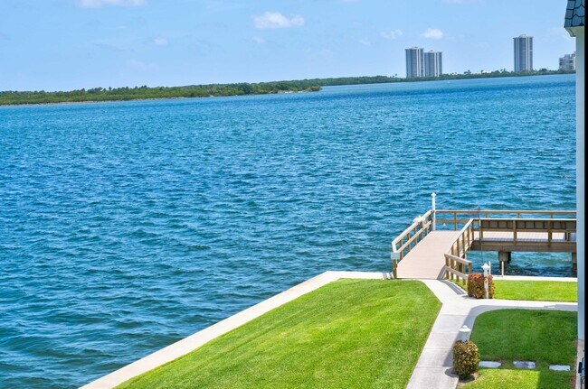 Building Photo - 100 Shore Ct