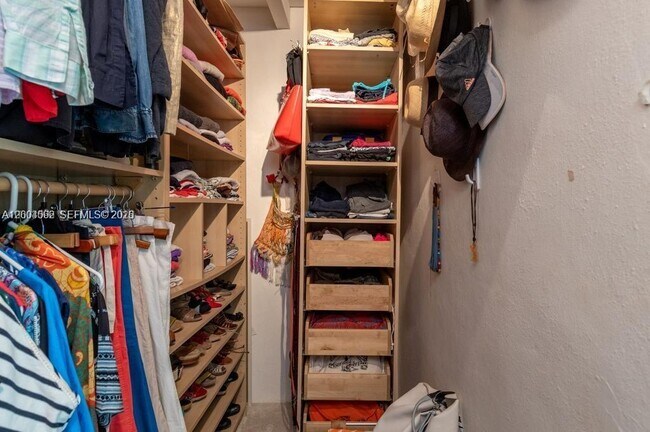 Building Photo - 1123 Bay Dr