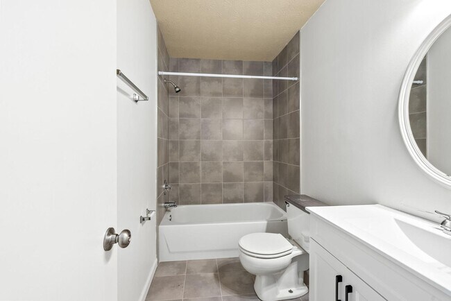 Building Photo - 449 N Donahue Dr