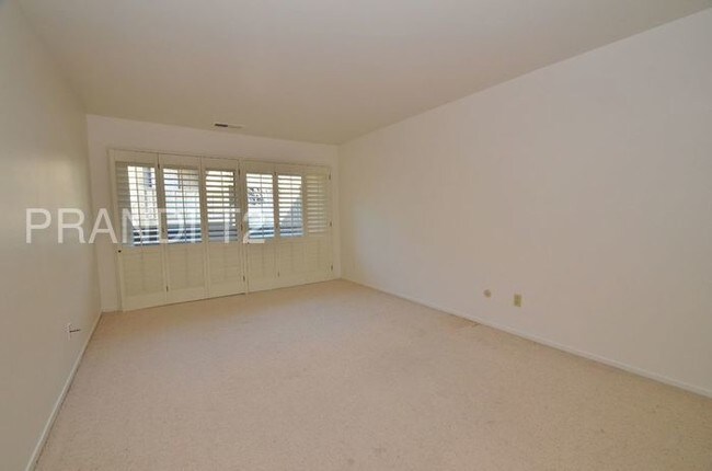 Building Photo - Bright and Spacious condo in Pacheco Valley