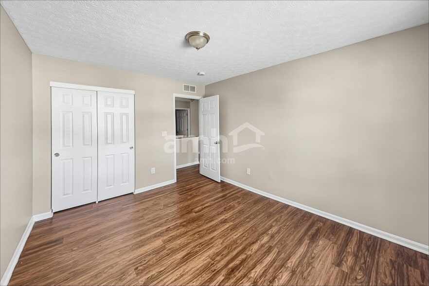 Building Photo - 4024 Walnut Crossing Dr
