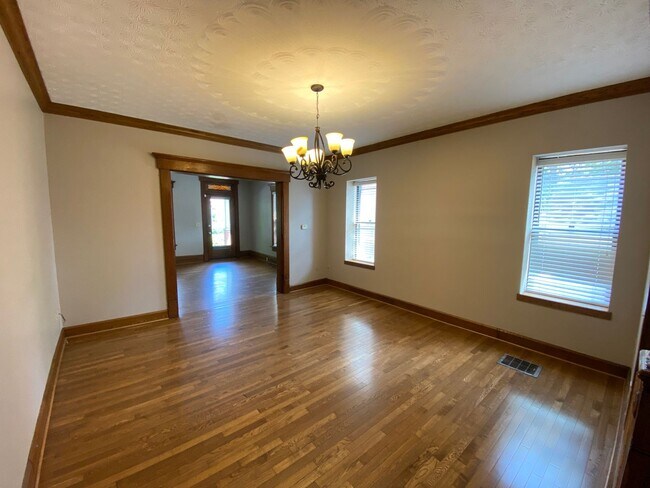 Building Photo - Mt Pleasant Ave 925-927 CR