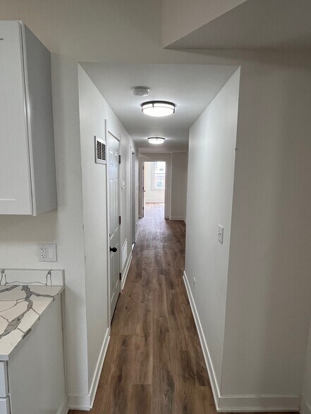 hallway - 1518 W Augusta Blvd