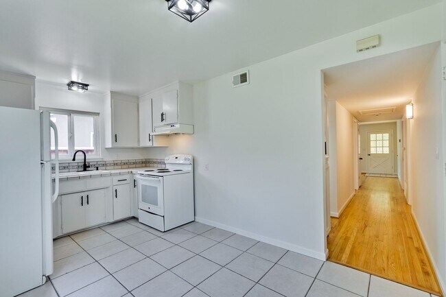 Building Photo - 941 // (Duplex)
