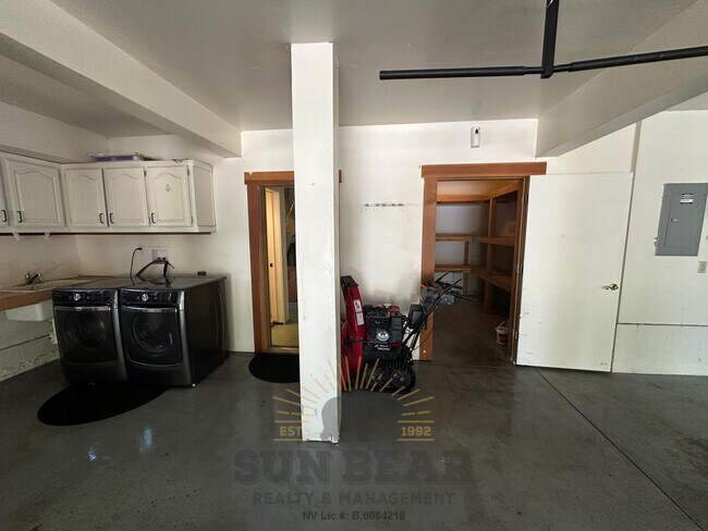 Building Photo - Bright Unfurnished Home with 2 Car Garage!