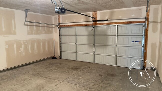 Building Photo - SUMMER MOVE-IN SPECIAL: $1000 OFF 1ST MONT...