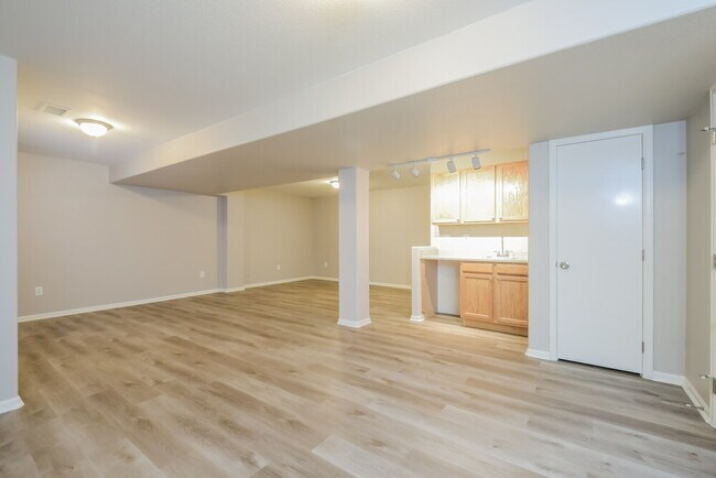 Building Photo - 11983 Dahlia Dr