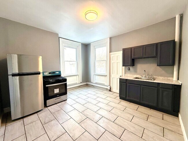 Building Photo - 61 Monitor St