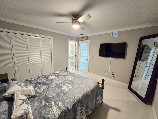 Building Photo - SEASONAL RENTAL - Luxury by the Beach!