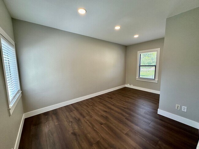 Building Photo - Come Experience the Charm of Cle Elum