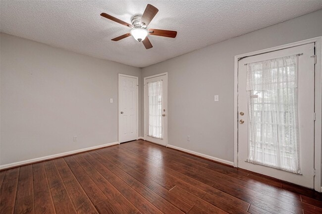 Building Photo - 10615 Briar Forest Dr