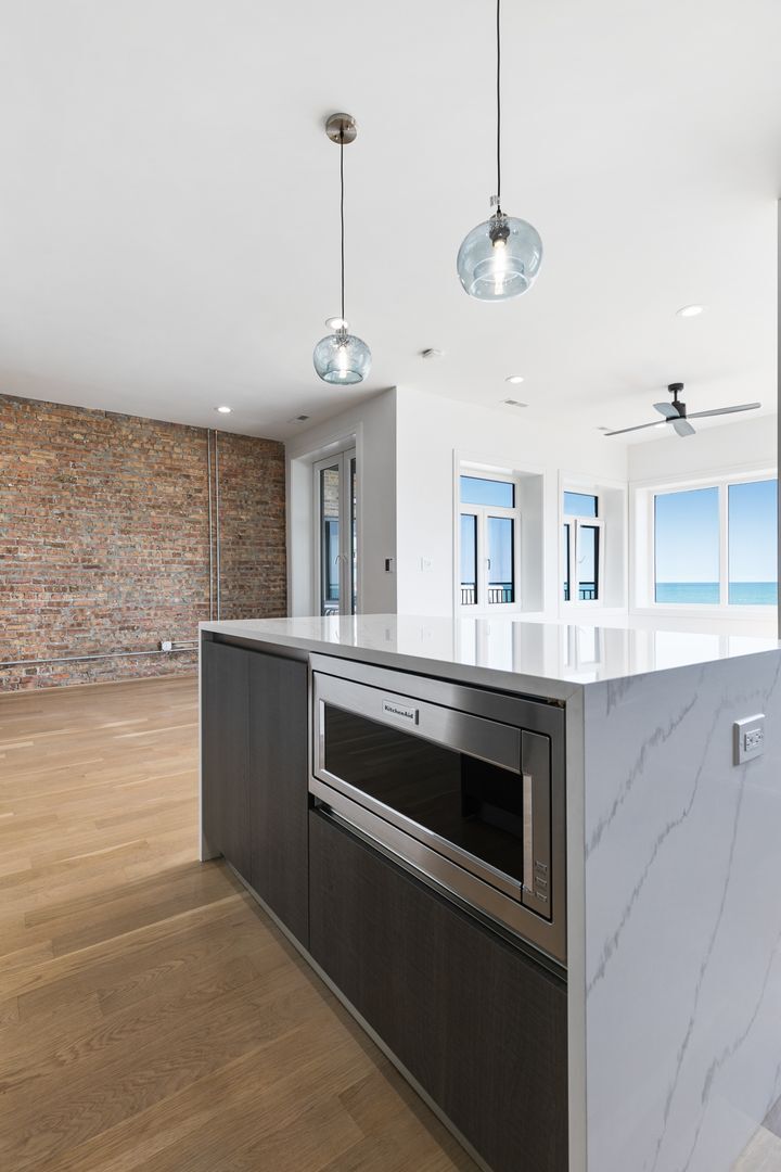 Building Photo - 7729 N Eastlake Ter