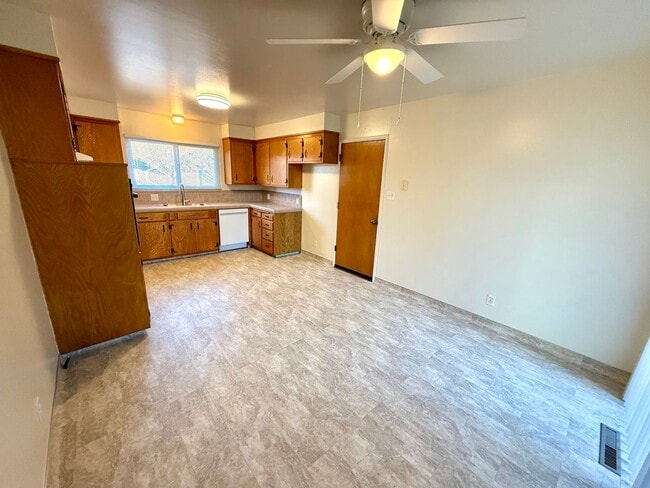 Building Photo - Charming Single-Level Home with Private Yard & Attached Garage!