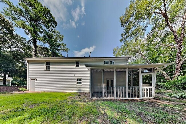 Building Photo - 2245 Huntington Dr