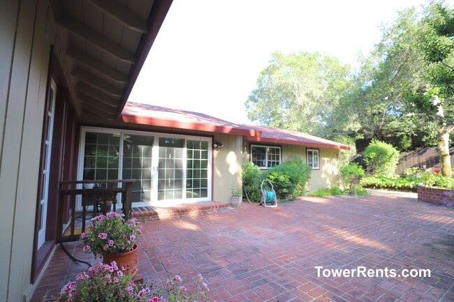 Building Photo - Santa Rosa: 3 bedroom, 2 1/2 bath Home wit...