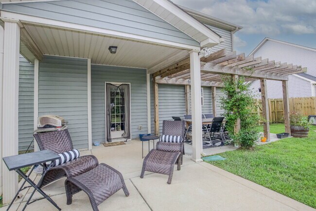 Building Photo - "Charming 3-Bed Home with Granite Elegance on Nessee Street, Fayetteville!"
